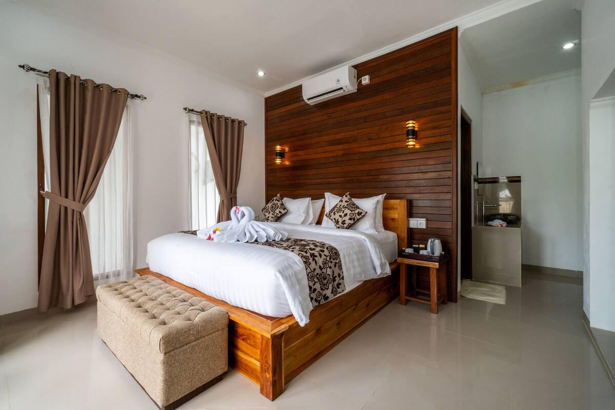 Habitación Deluxe doble, 1 cama doble, vistas a la piscina | Minibar, caja fuerte, escritorio y wifi gratis