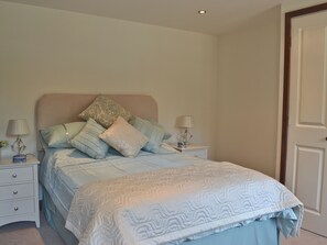 2 bedrooms, free WiFi, bed sheets - 2 bedroom accommodation in Sutton-under-Whitestonecliffe, near Thirsk (Sutton-under-Whitestonecliffe, near Thirsk)