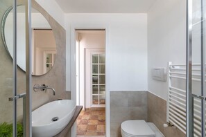 Dusche, Haartrockner, Bidet, Handtücher