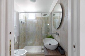 Douche, sèche-cheveux, bidet, serviettes fournies
