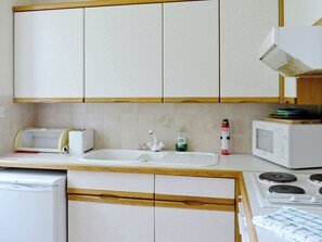 Høy barnestol og kjøkkenutstyr