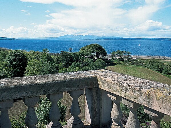 المنطقة المحيطة بالمنشأة