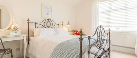 5 bedrooms, free WiFi, bed sheets