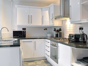 Astianpesukone, syöttötuoli, keittoastiat/astiat/ruokailuvälineet