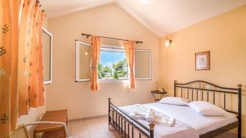 3 bedrooms, iron/ironing board, internet, bed sheets