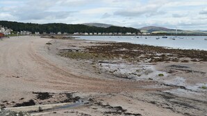 A beach with boats, a sandy shore, and buildings in the background. - 1 bedroom accommodation in Millport, Isle of Cumbrae (Millport, Isle of Cumbrae)