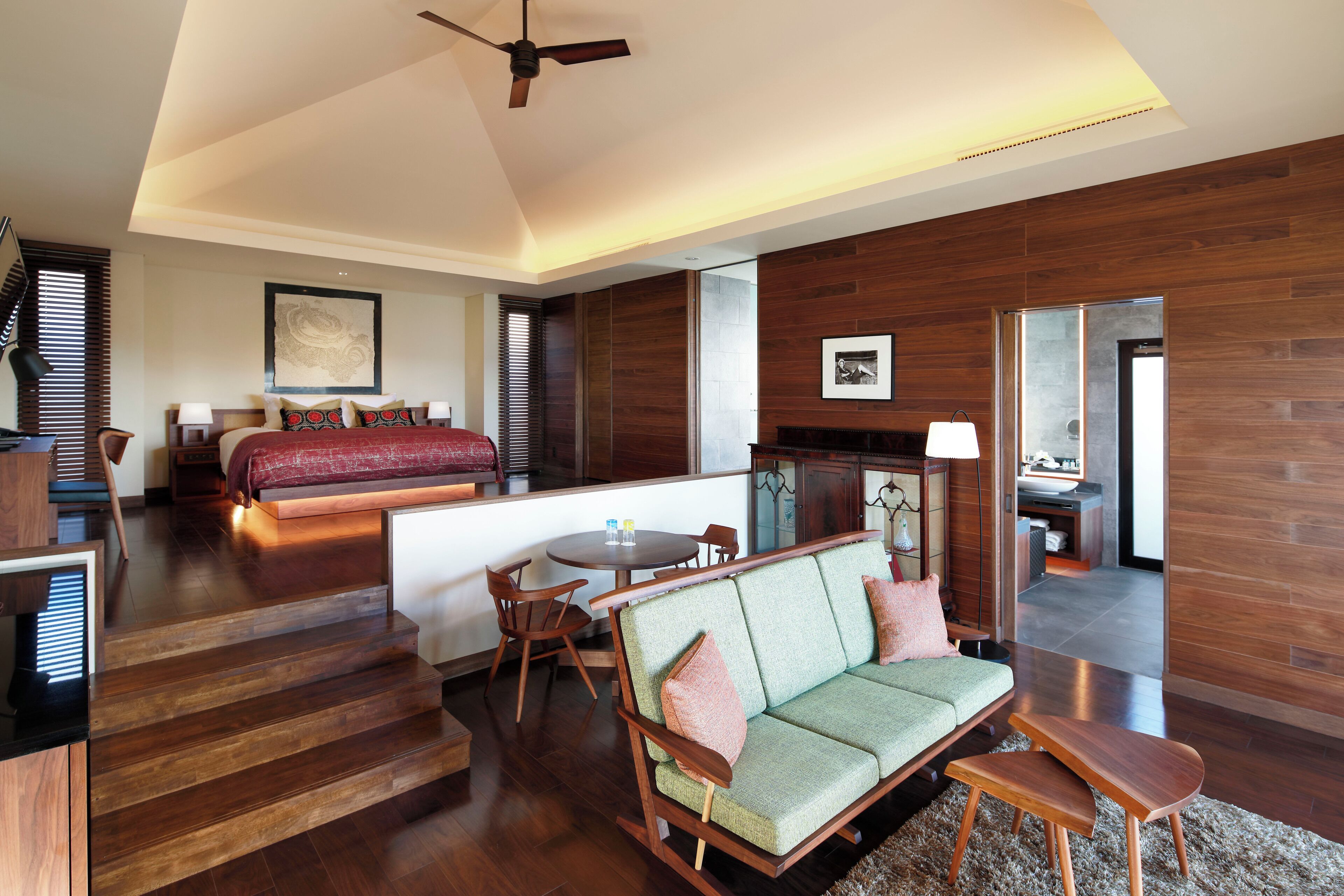 客房 (Villa Executive Suite(Double Room)) | 迷你吧贈品、房內夾萬、書桌、手提電腦工作空間