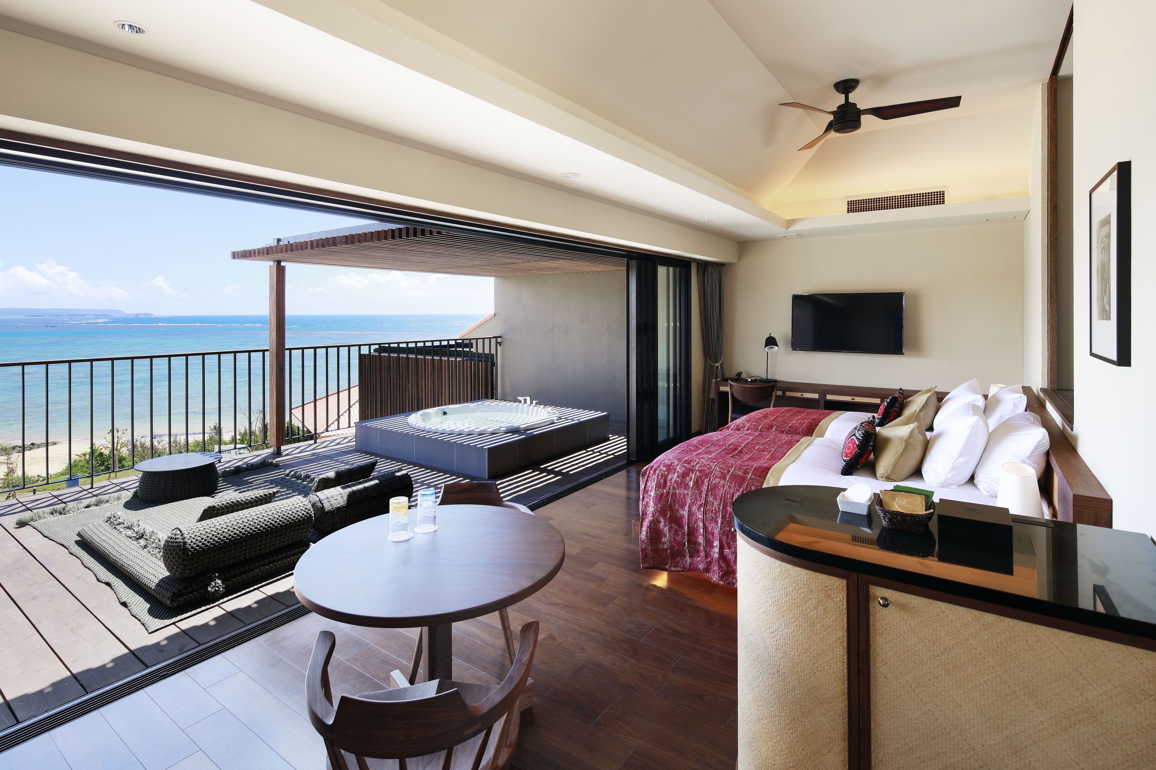 executive twin room | 1 bedroom, free minibar, in-room safe, desk