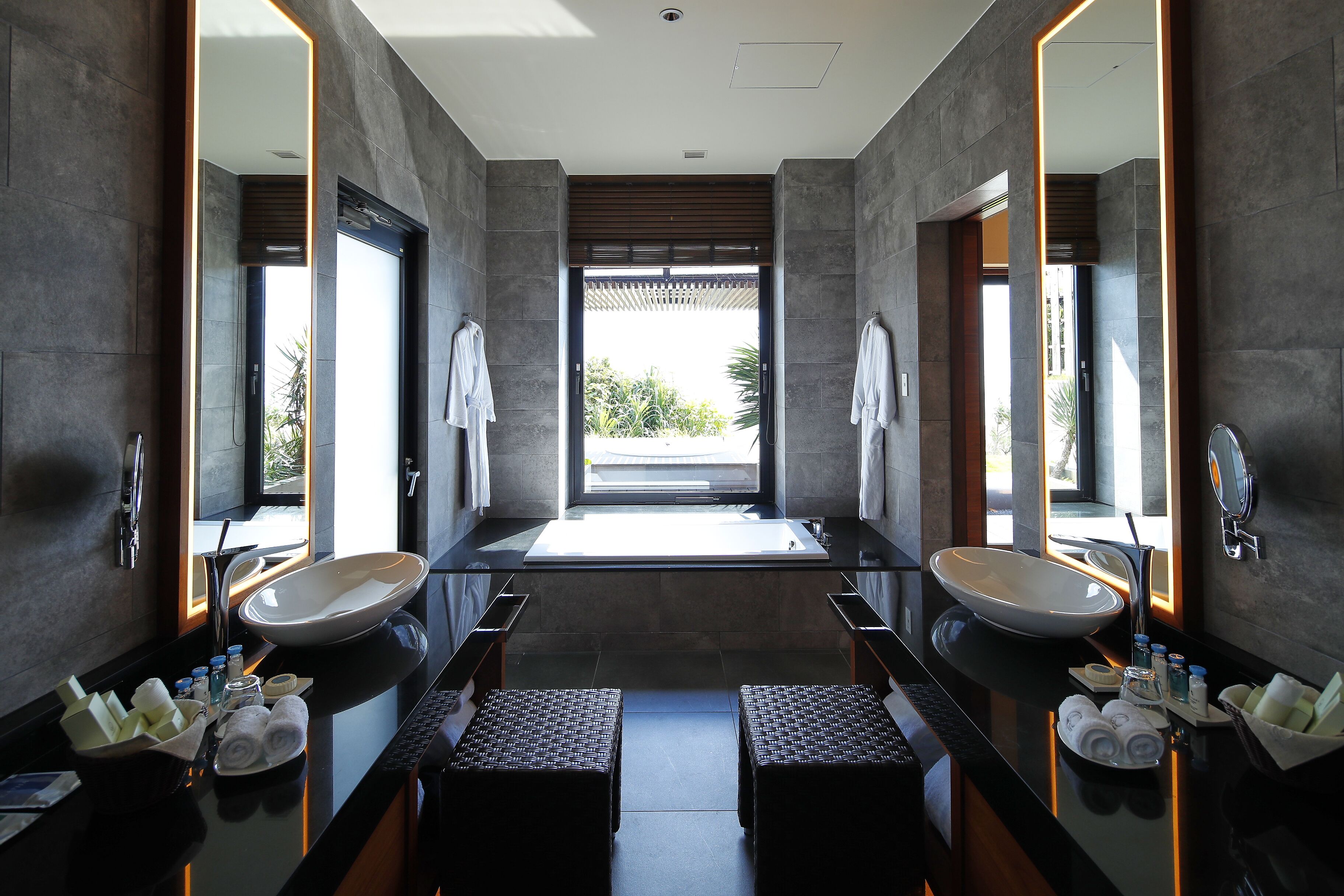 villa executive suite(double room) | bathroom | separate bathtub and shower, jetted bath, free toiletries, hair dryer