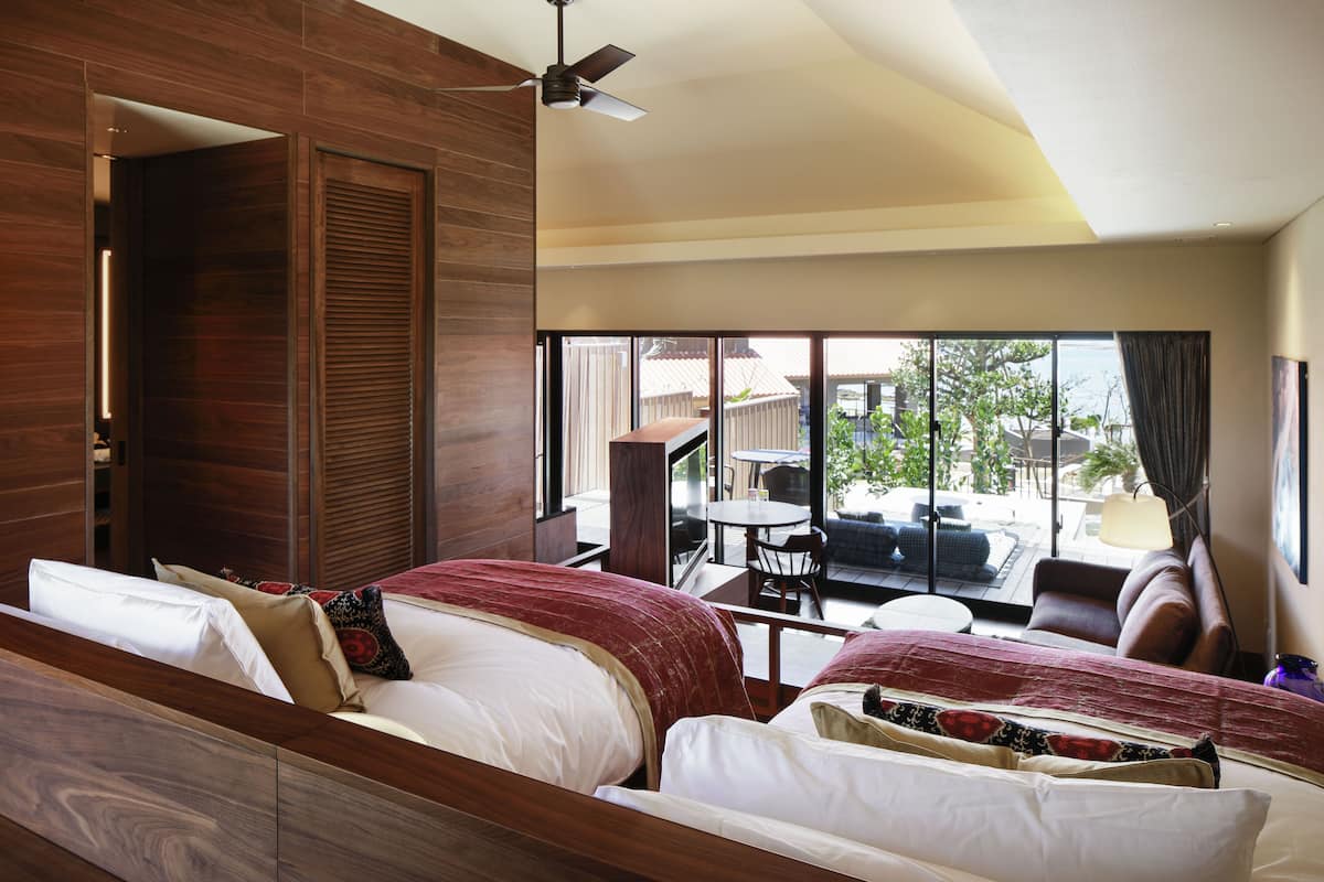 1 kamar tidur, minibar gratis, brankas, dan meja kerja