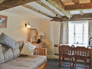 Fireplace - 4 bedroom accommodation in Mellis (Mellis)