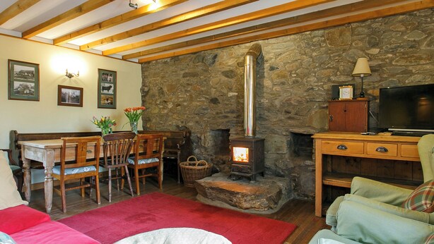 Fireplace - 3 bedroom accommodation in Lochearnhead (Lochearnhead)