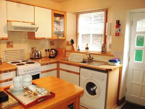 ハイチェア、調理器具と食器