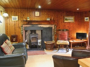 Fireplace - 1 bedroom accommodation in Glenprosen, by Kirriemuir (Glenprosen, by Kirriemuir)