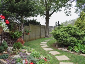 Property grounds - 1 bedroom accommodation in Sandown (Sandown)