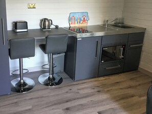 Cookware/dishes/utensils - 1 bedroom accommodation in Sandown (Sandown)