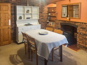 Dining - 2 bedroom accommodation in Keswick (Keswick)