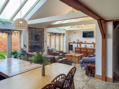 6 bedroom accommodation in Bradwell, near Gorleston