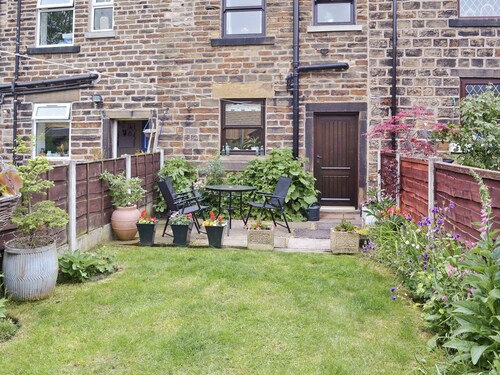 2 bedroom accommodation in Glossop