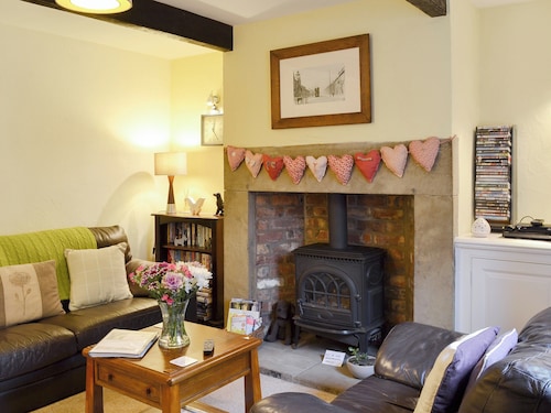 2 bedroom accommodation in Glossop