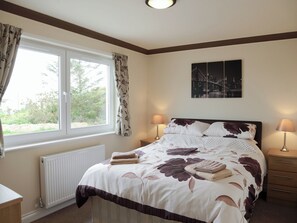 3 bedrooms, free WiFi, bed sheets, wheelchair access