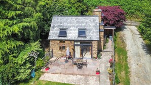 A stone house with a patio, a small deck, and a garden. - 1 bedroom accommodation in Bircher Common, near Leominster (Bircher Common, near Leominster)