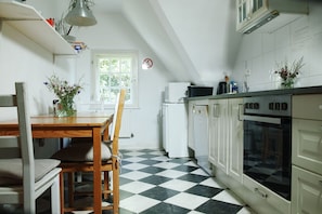 Fridge, microwave, oven, stovetop - Schloss Mörlbach (Berg)