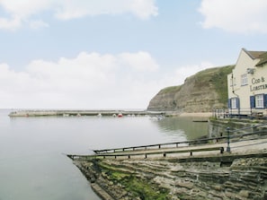 Un edificio frente al mar con un letrero que dice 'Cod & Lobster'.