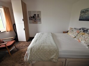 1 bedroom, bed sheets