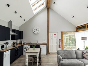 Oppvaskmaskin, høy barnestol og kjøkkenutstyr