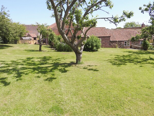 Property grounds - 3 bedroom accommodation in Ulrome, near Bridlington (Ulrome, near Bridlington)