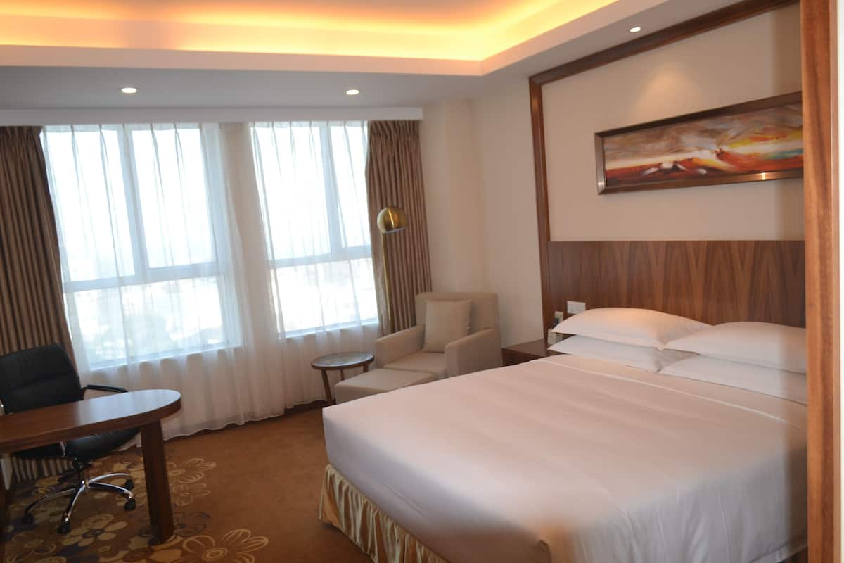 Junior Suite, Non Smoking | Egyptian cotton sheets, premium bedding, in-room safe, desk