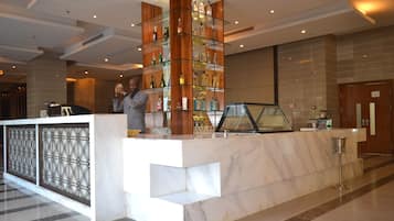 2 bars/lounges