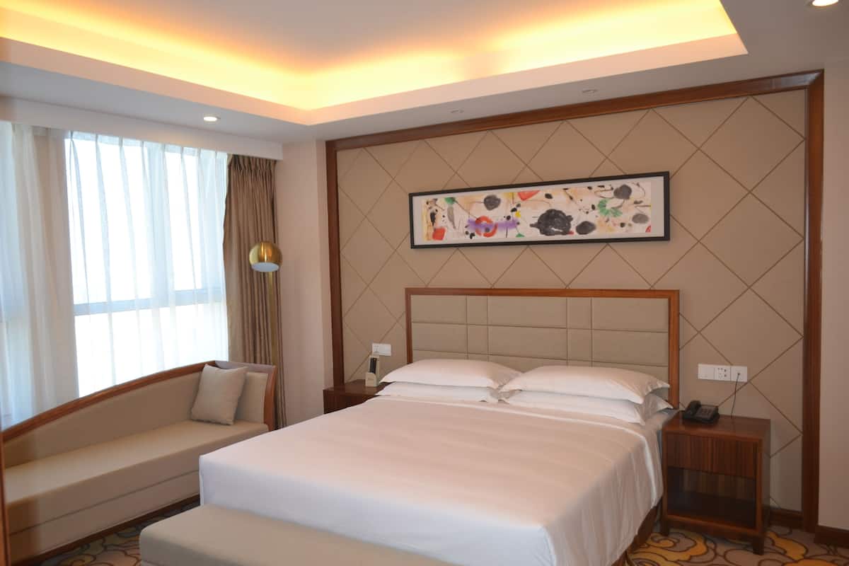 Egyptian cotton sheets, premium bedding, in-room safe, desk