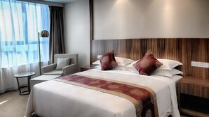 Egyptian cotton sheets, premium bedding, in-room safe, desk - Hôtel Kaloum (Conakry)