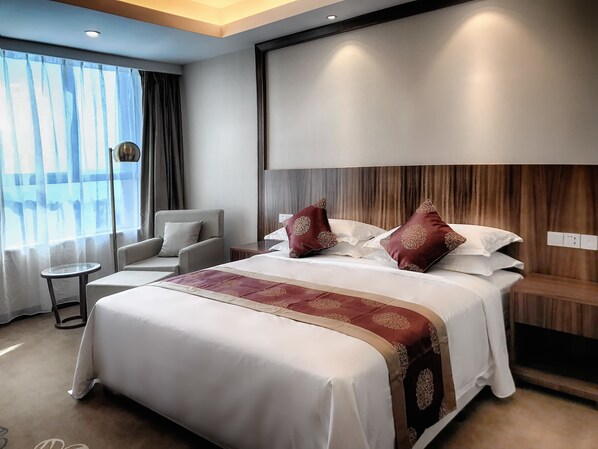 Egyptian cotton sheets, premium bedding, in-room safe, desk - Hôtel Kaloum (Conakry)