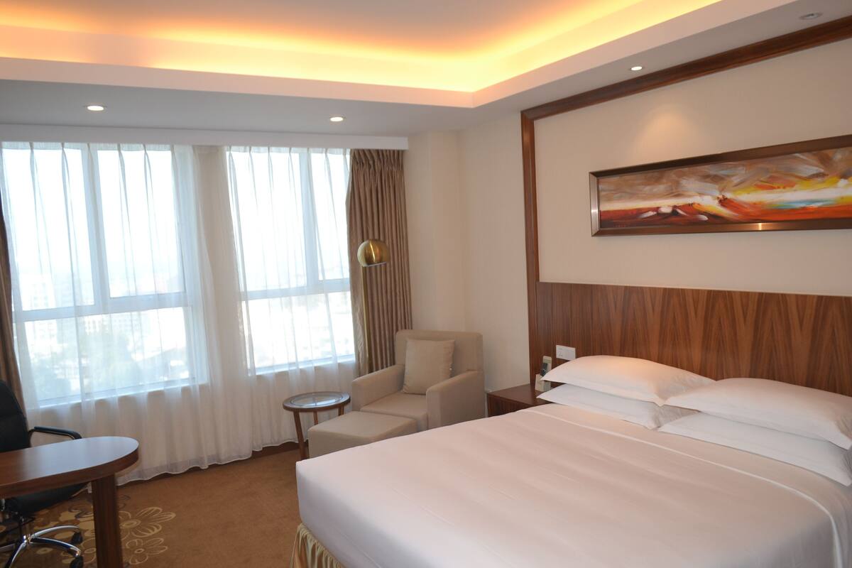 Executive Suite, 1 King Bed, Non Smoking, 2 Bathrooms | Egyptian cotton sheets, premium bedding, in-room safe, desk
