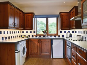 Dishwasher, highchair, cookware/dishes/utensils - Little Shelvin Farm Cottage (Luppitt, near Honiton)