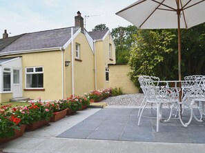 Outdoor dining - 3 bedroom accommodation in Kidwelly (Kidwelly)