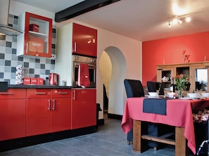 High chair - 3 bedroom accommodation in Kidwelly (Kidwelly)