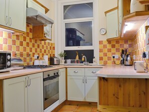 Een oven, een kinderstoel
