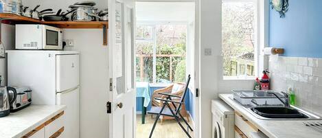 食器洗い機、ハイチェア、調理器具と食器