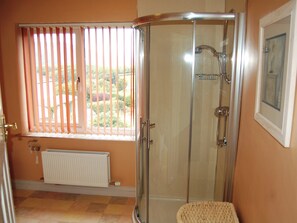 Bathroom - 4 bedroom accommodation in Portinscale, near Keswick (Portinscale, near Keswick)