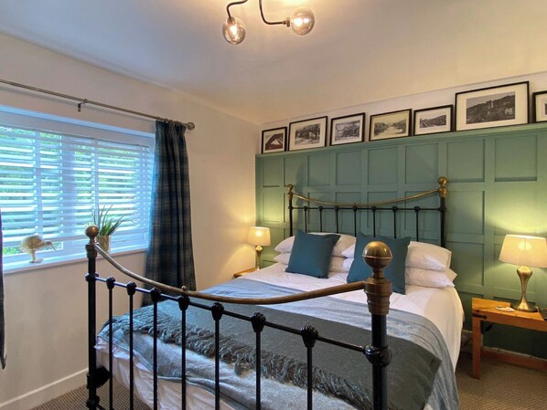 2 bedrooms, free WiFi, bed sheets - This 300 year old period property is a perfect touring base. (Coalport, near Ironbridge)