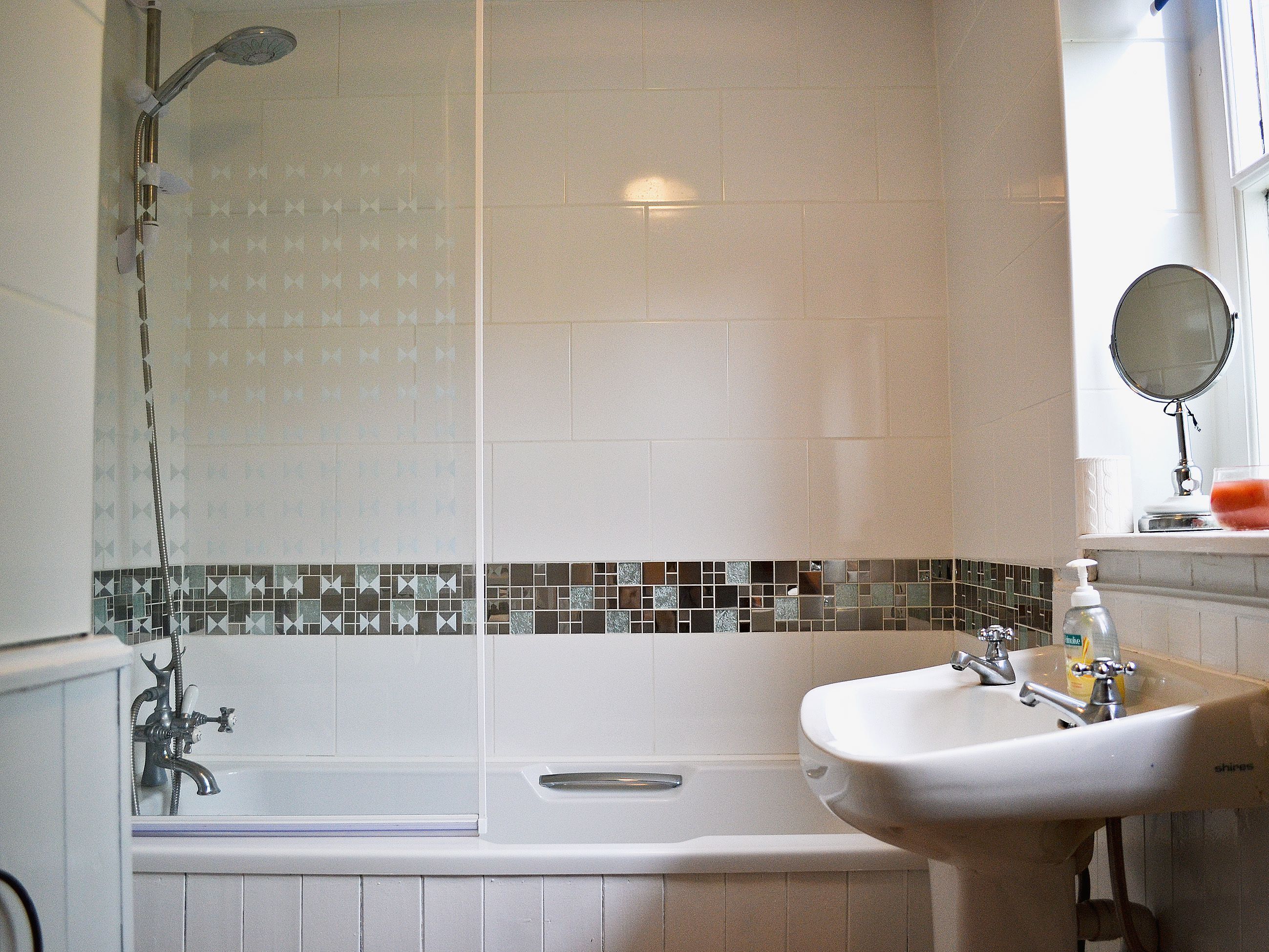 Une salle de bain avec une baignoire, un lavabo et une douche.