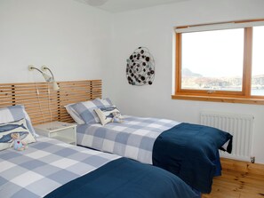 4 bedrooms, WiFi (free), bed sheets - 4 bedroom accommodation in Carbost (Carbost)