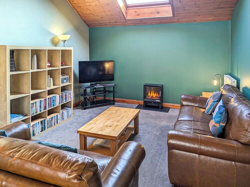 A spacious one bedroom apartment in Keswick town centre with private parking.