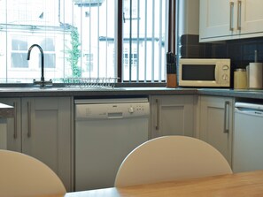 Dishwasher, cookware/dishes/utensils - A spacious one bedroom apartment in Keswick town centre with private parking. (Keswick)