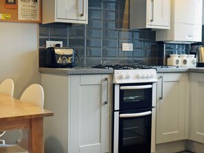 Dishwasher, cookware/dishes/utensils - A spacious one bedroom apartment in Keswick town centre with private parking. (Keswick)