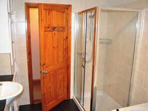 Towels - A spacious one bedroom apartment in Keswick town centre with private parking. (Keswick)